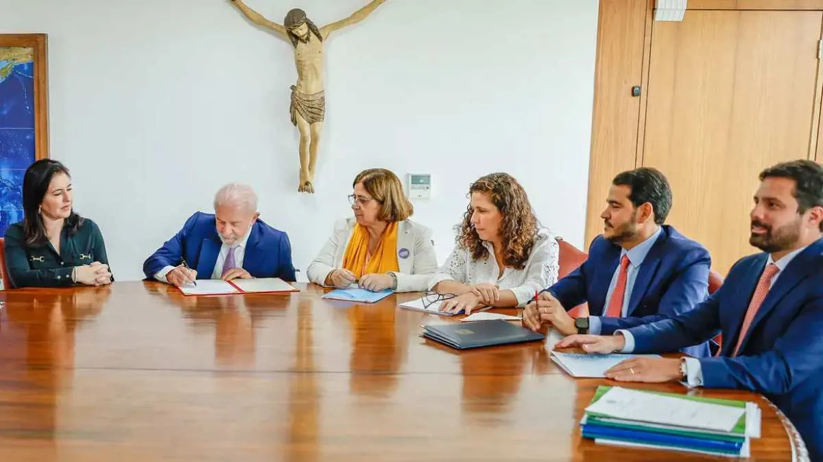 Lula sanciona lei que aumenta pena de feminicídio para até 40 anos