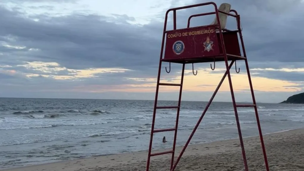 Após mortes por afogamento no litoral do PR, guarda-vida dá dicas de segurança