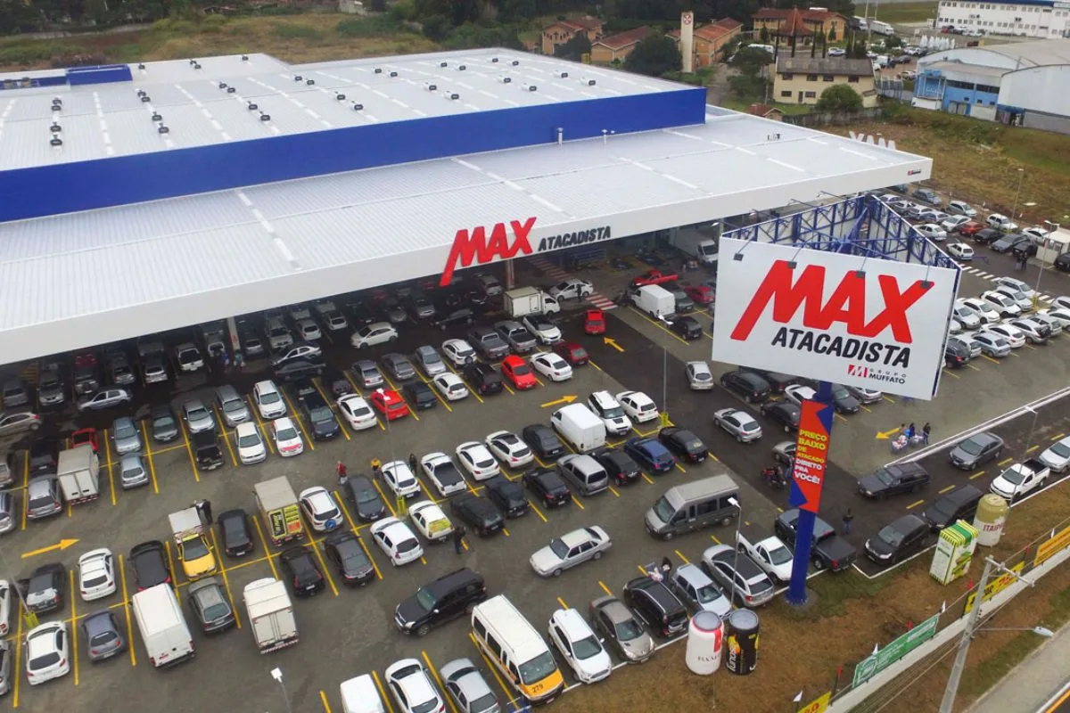 Trabalhador morre prensado por empilhadeira em atacado na Grande Curitiba