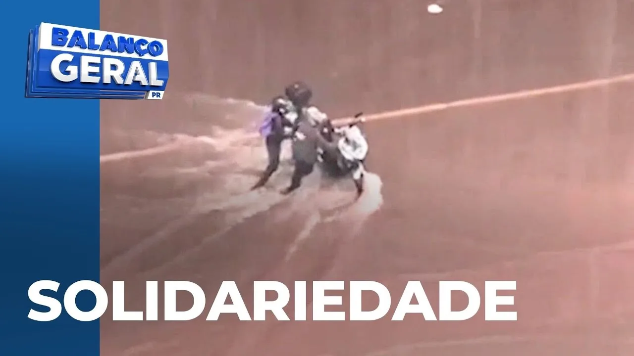 Mãe e filha impedem que moto seja levada por enxurrada, sem conhecer o dono desta