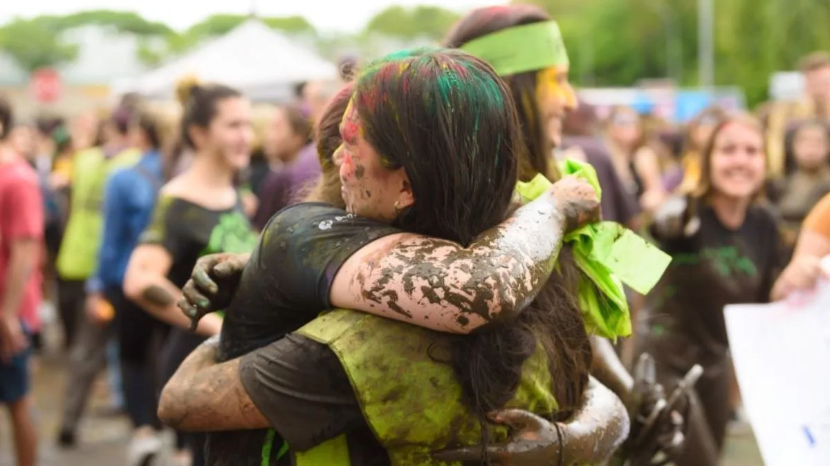 O banho de lama é uma forma de comemoração tradicional das universidades