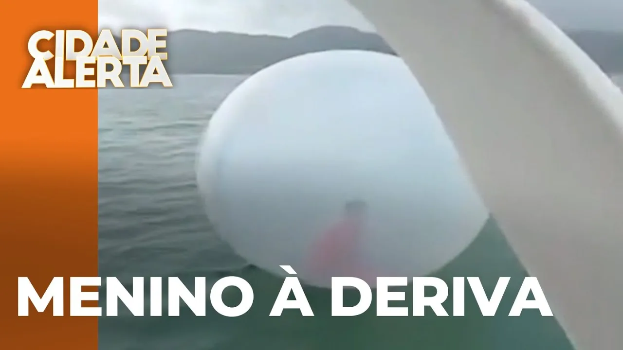 Menino de 8 anos fica à deriva no mar dentro de bolha inflável