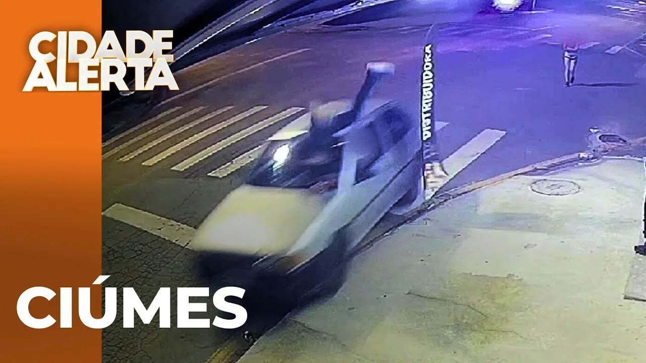 Homem é atropelado por carro depois de quase ser atingido por uma moto