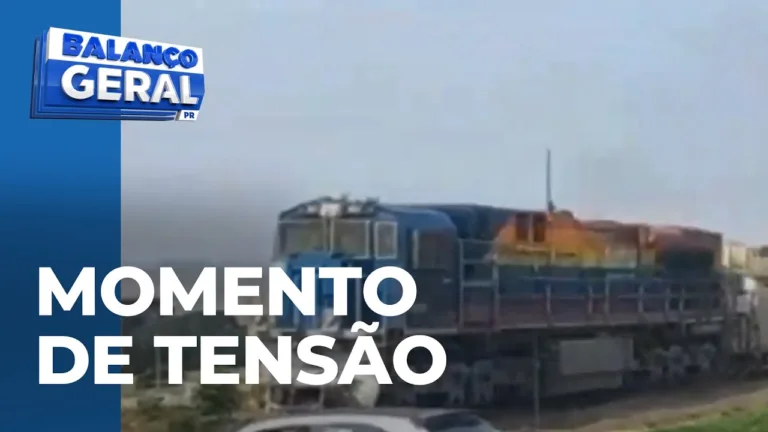 Carro para em trilho e pessoas tentam empurrar mesmo com a aproximação de trem em Ponta Grossa