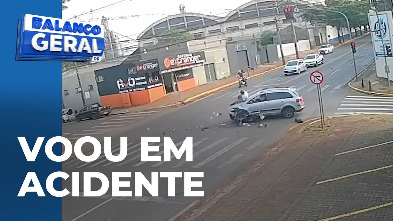 Motociclista fura sinal vermelho e voa por cima de carro