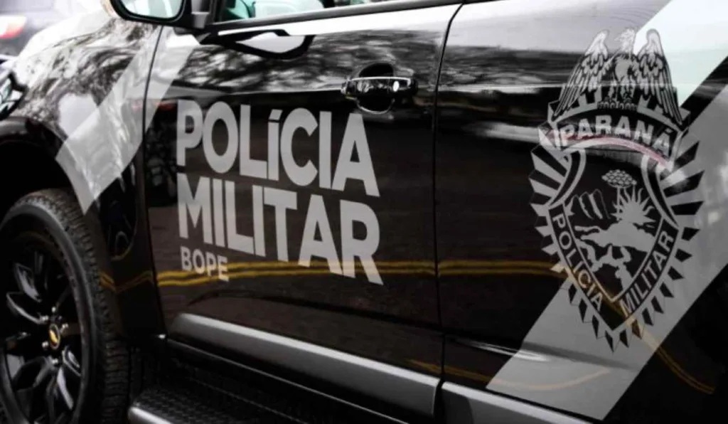 Homem morre com tiro na cabeça após assalto forjado segundo PMPR