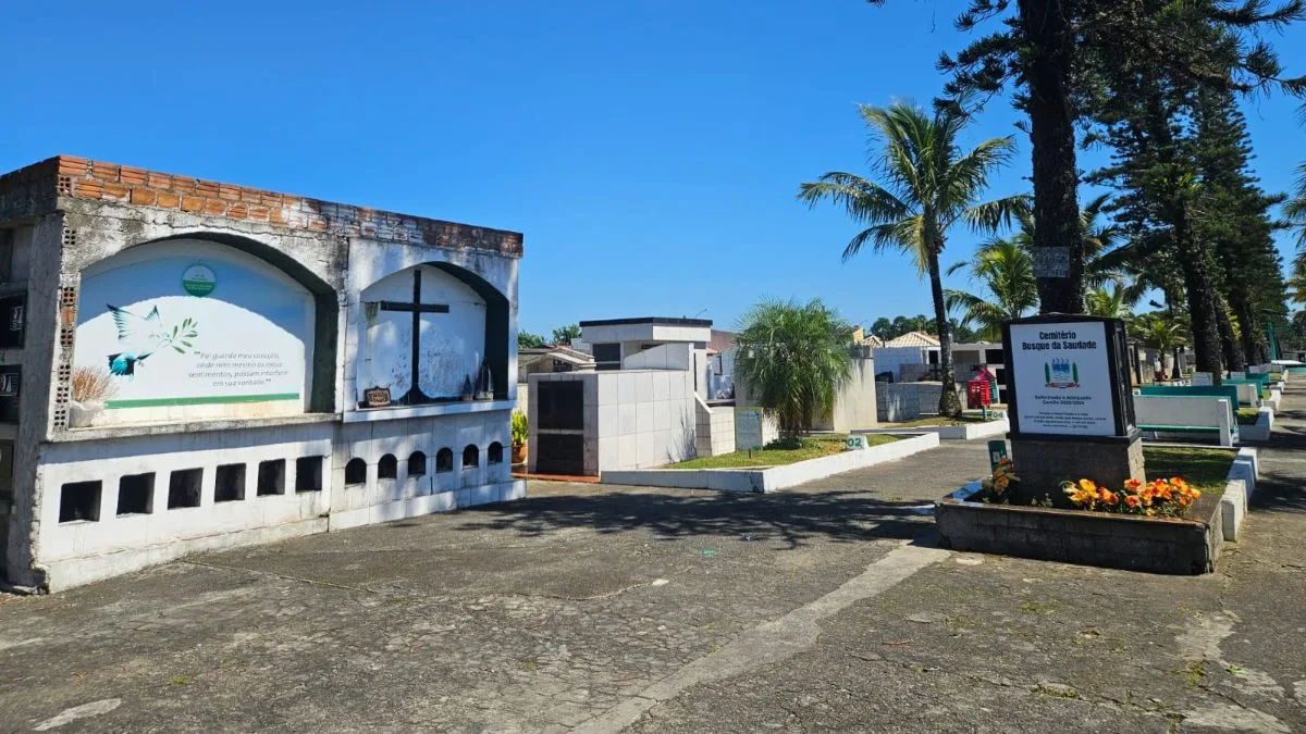 O prefeito recém-empossado de Matinhos, Eduardo Dalmora (PL), denunciou em uma transmissão ao vivo em suas redes sociais uma série de irregularidades encontradas no Cemitério Municipal da cidade do litoral do Paraná, na quinta-feira (2). Conforme o prefeito, foram encontrados no local um freezer cheio de animais congelados e ao menos 20 ossadas humanas, acondicionadas em sacolas, dentro da administração do cemitério.