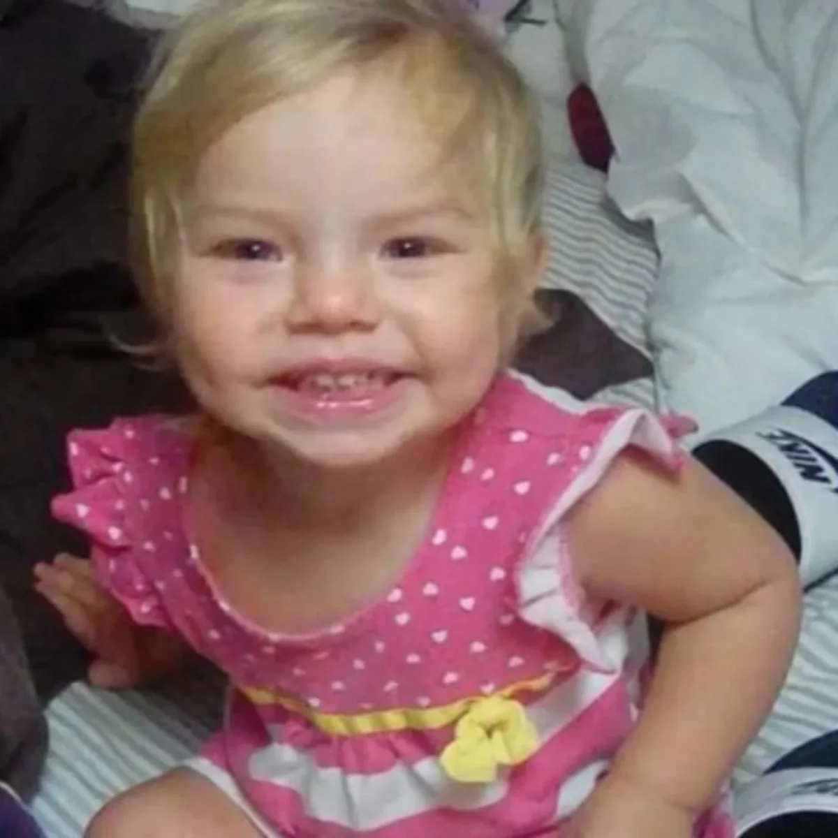 Corpo de criança de 6 anos é encontrado em decomposição em quintal de casa