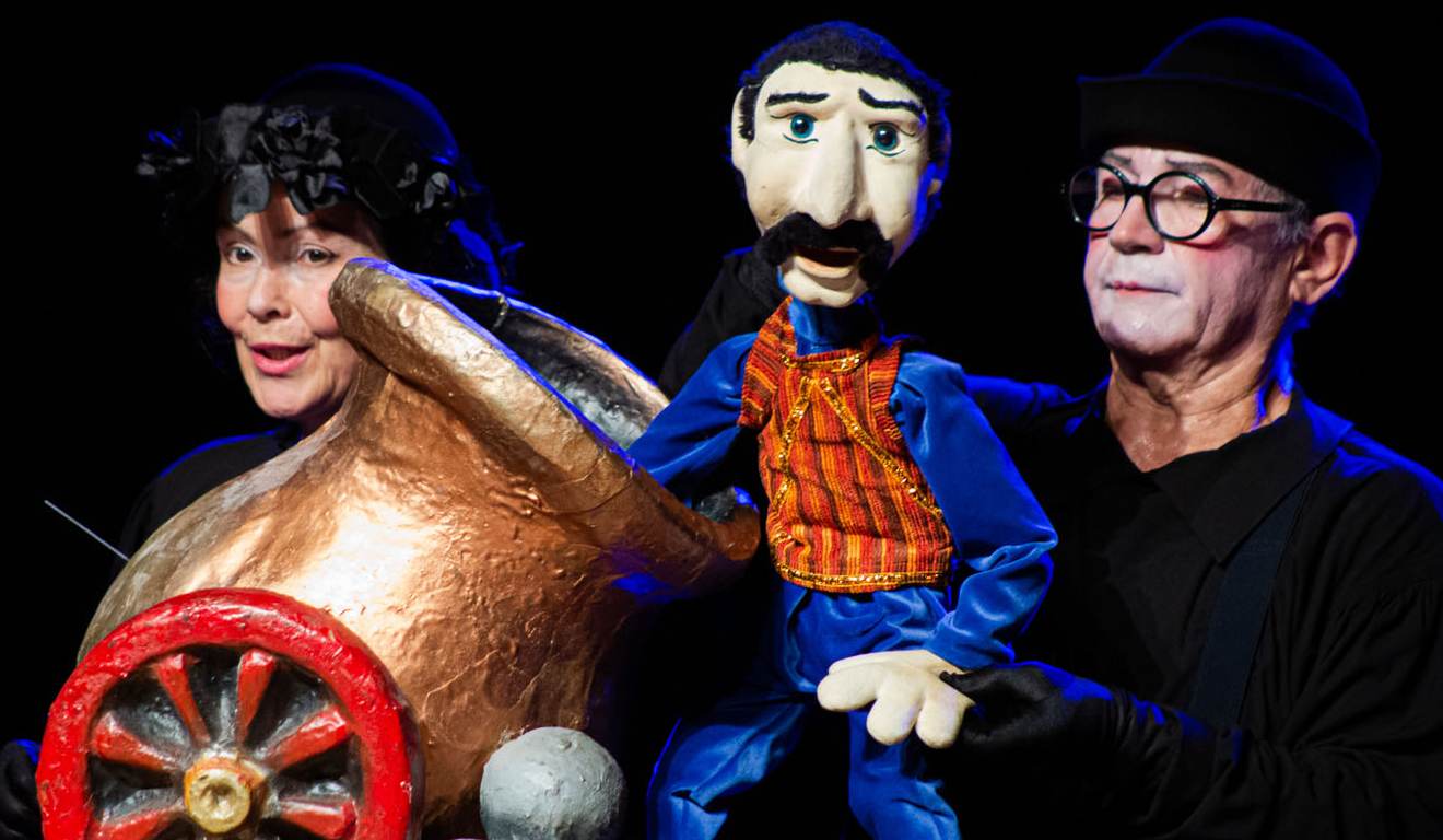 Bonecos encenando peça no festival de bonecos