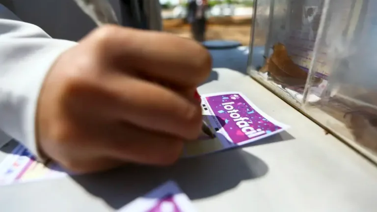 Duas apostas cravaram as 15 dezenas na Lotofácil, sendo uma de Curitiba e outra de São Paulo