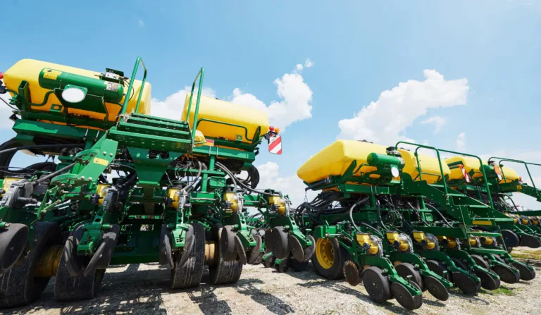 máquinas agícolas em plantação
