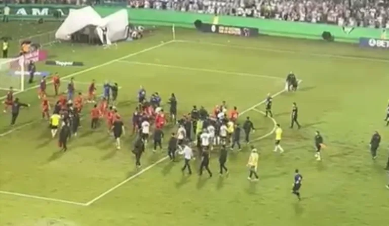 Jogadores saíram no soco e pontapés após o fim do clássico. (Foto: Colaboração)