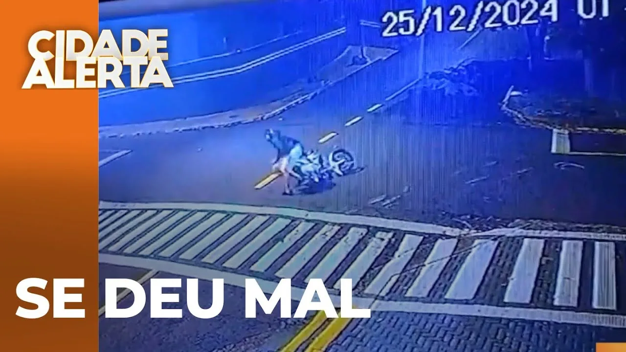 Adolescente de moto toma "capote" e leva a pior