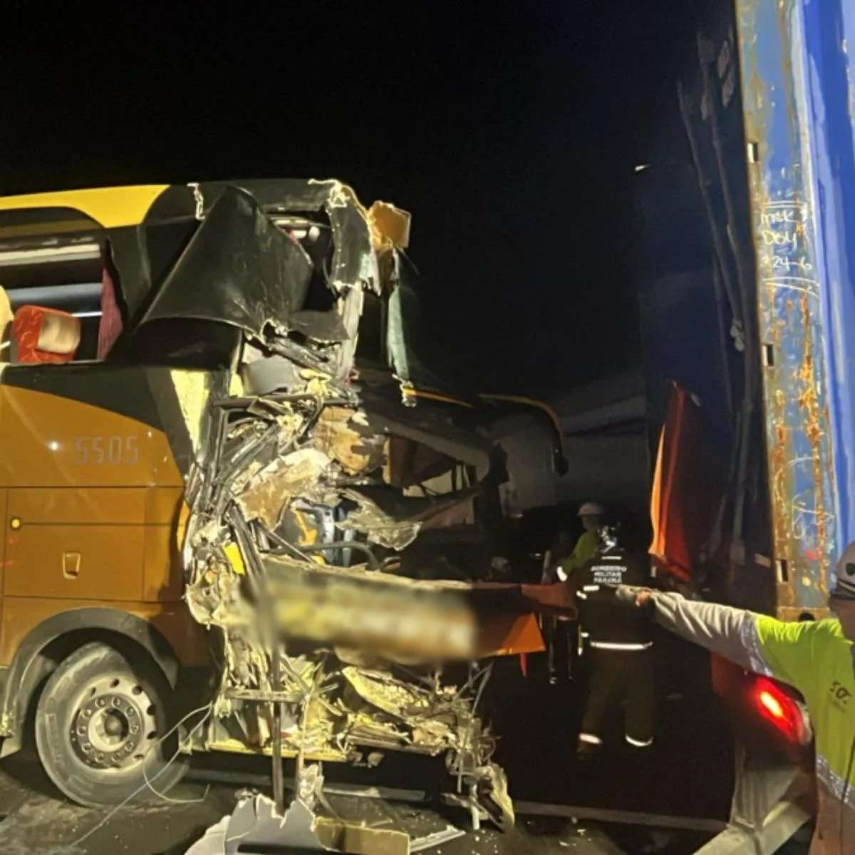 Acidente entre ônibus e carreta termina com 7 pessoas feridas na BR-277