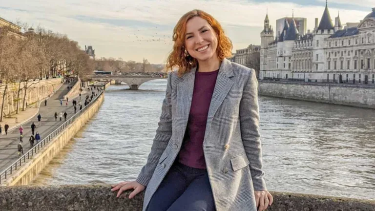 Influenciadora posando para foto em Paris