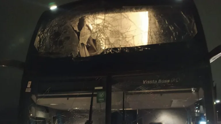 Ônibus com vidro trincado