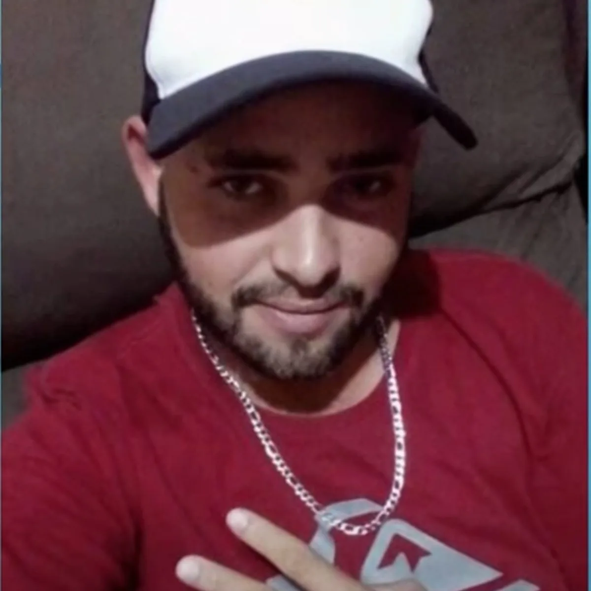Jovem é assassinado dentro de pensionato no PR; câmera mostra suspeito
