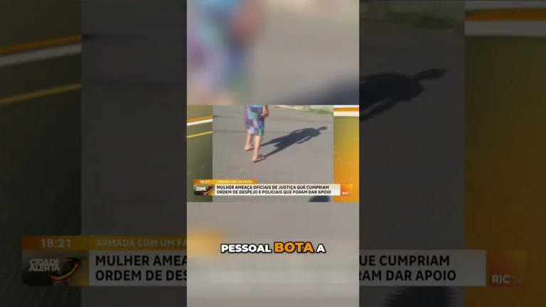 Vídeo registrou ordem de despejo, onde uma mulher ameaçou polícias com um facão