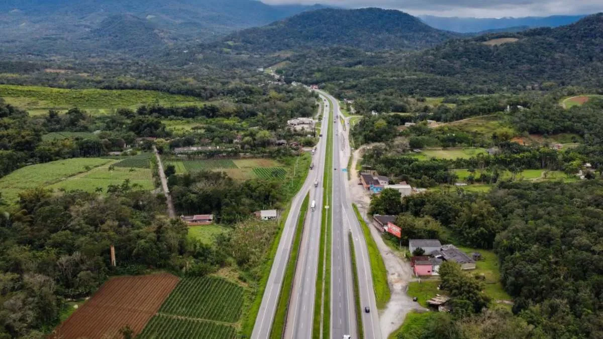 É recomendado acompanhar as redes sociais das concessionárias que administram as rodovias do estado
