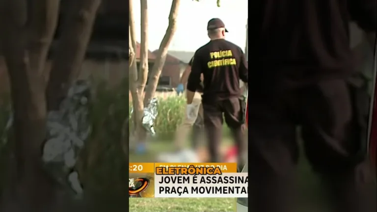 Jovem é morto com mais de 10 tiros, em uma praça movimentada, no Pinheirinho