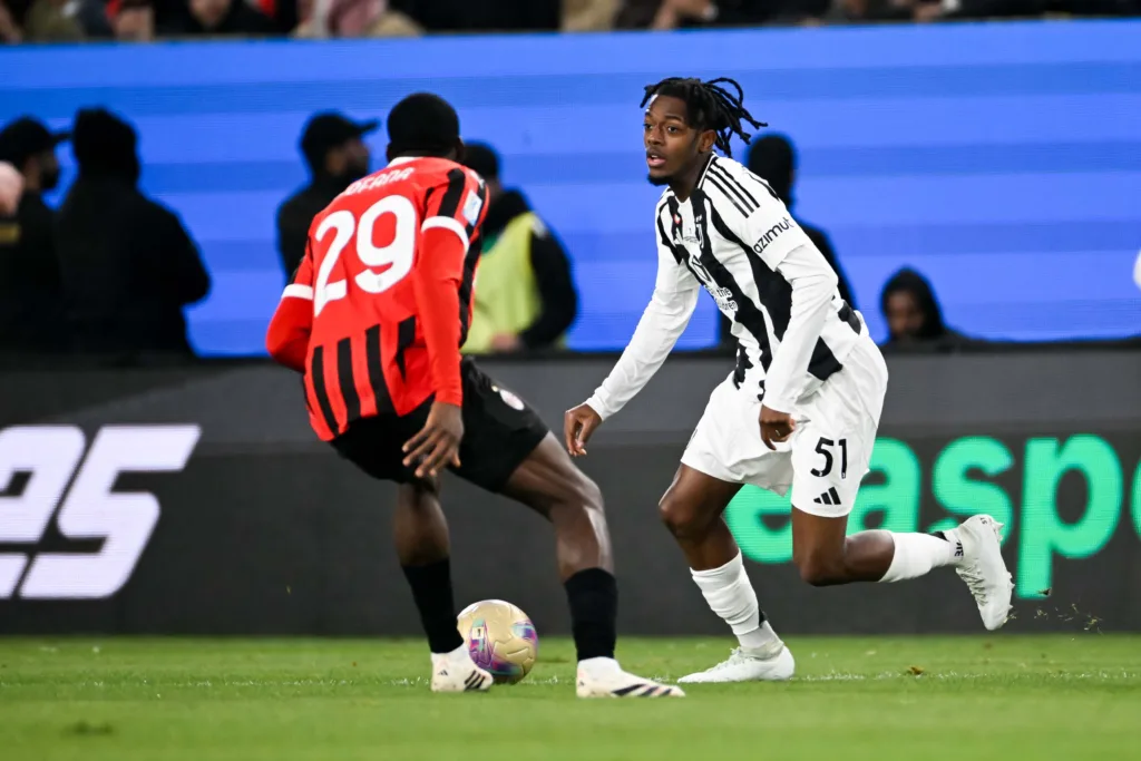 Mbangula e Fofana disputam a bola em duelo pela Supercopa da Itália, entre Juventus e Milan