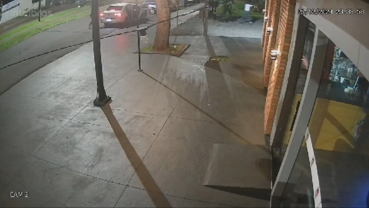 A Polícia Civil do Paraná (PCPR) divulgou imagens de uma câmera de segurança que registrou o momento em que os quatro seguranças suspeitos de envolvimento na morte de Luís Fernando Chiarentin, de 14 anos, chegam ao local do crime e avançam contra o grupo de adolescentes que colhia mangas em um terreno, em Medianeira, na região oeste do Paraná. O vídeo mostra a movimentação no local desde a chegada dos suspeitos até o momento em que outro adolescente, que também foi agredido, pede ajuda às pessoas que passam pela região.