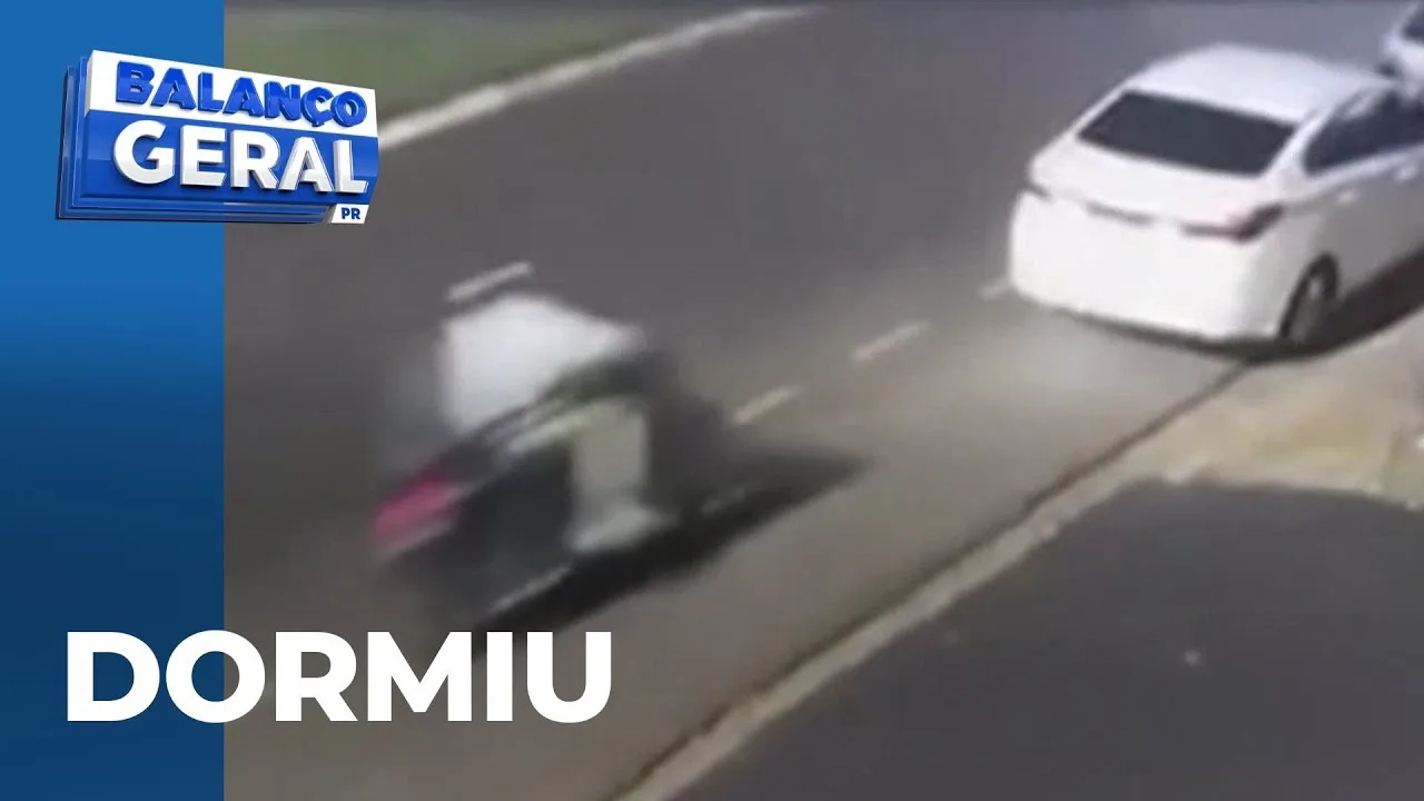 Motociclista dorme enquanto dirige e bate em um carro estacionado