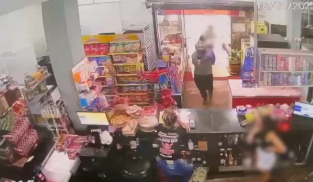Imagens mostram o momento em que o atirador entra na loja e dispara contra Marcela