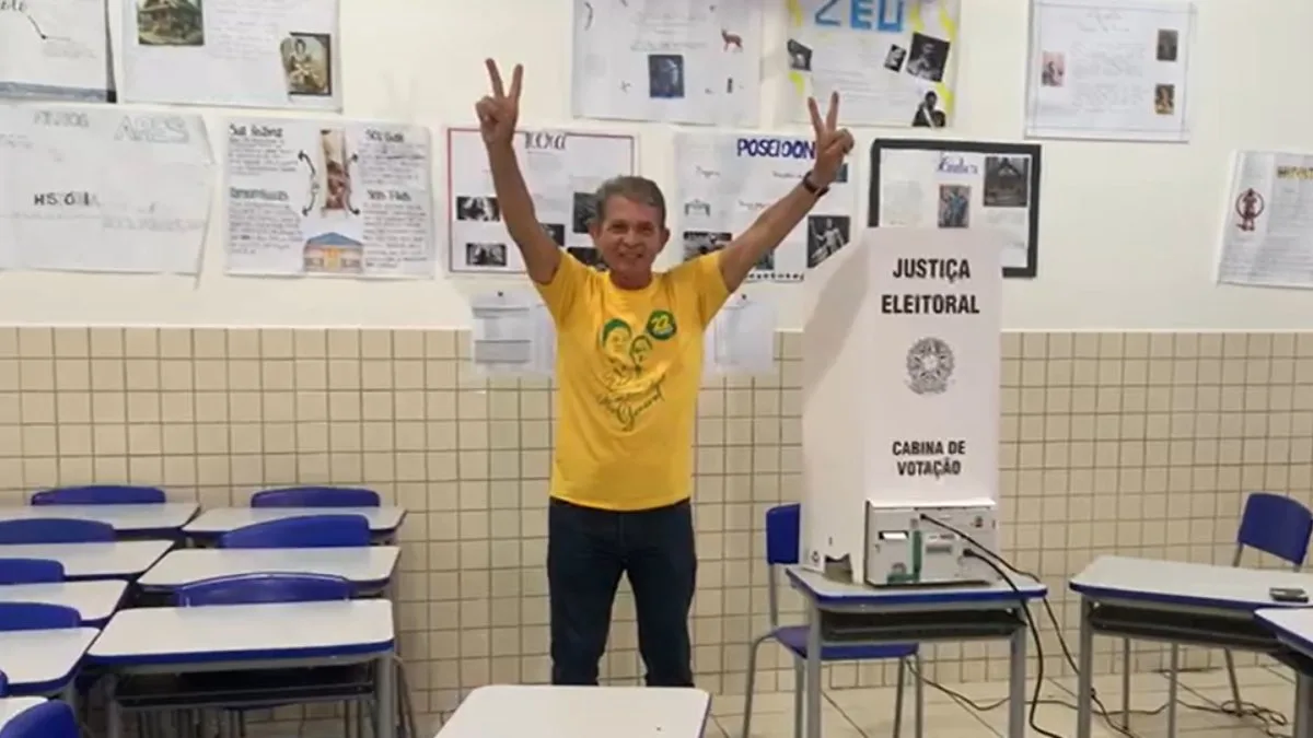 General Silva e Luna votou em Foz do Iguaçu na manhã deste domingo (6)