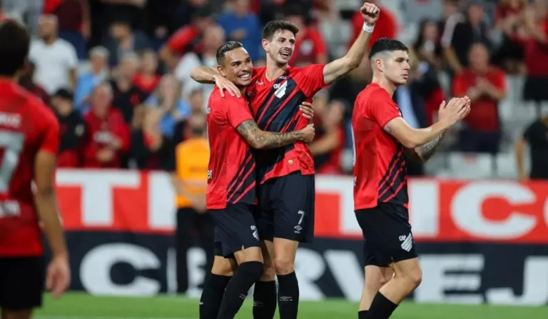jogadores o athletico comemorando um gol