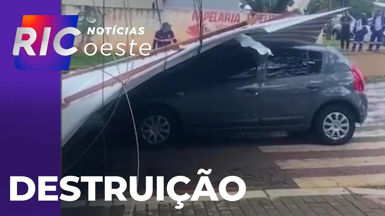 Chuva e destruição: árvore cai sobre carro e escola Hermes Vezzaro tem telhado arrancado