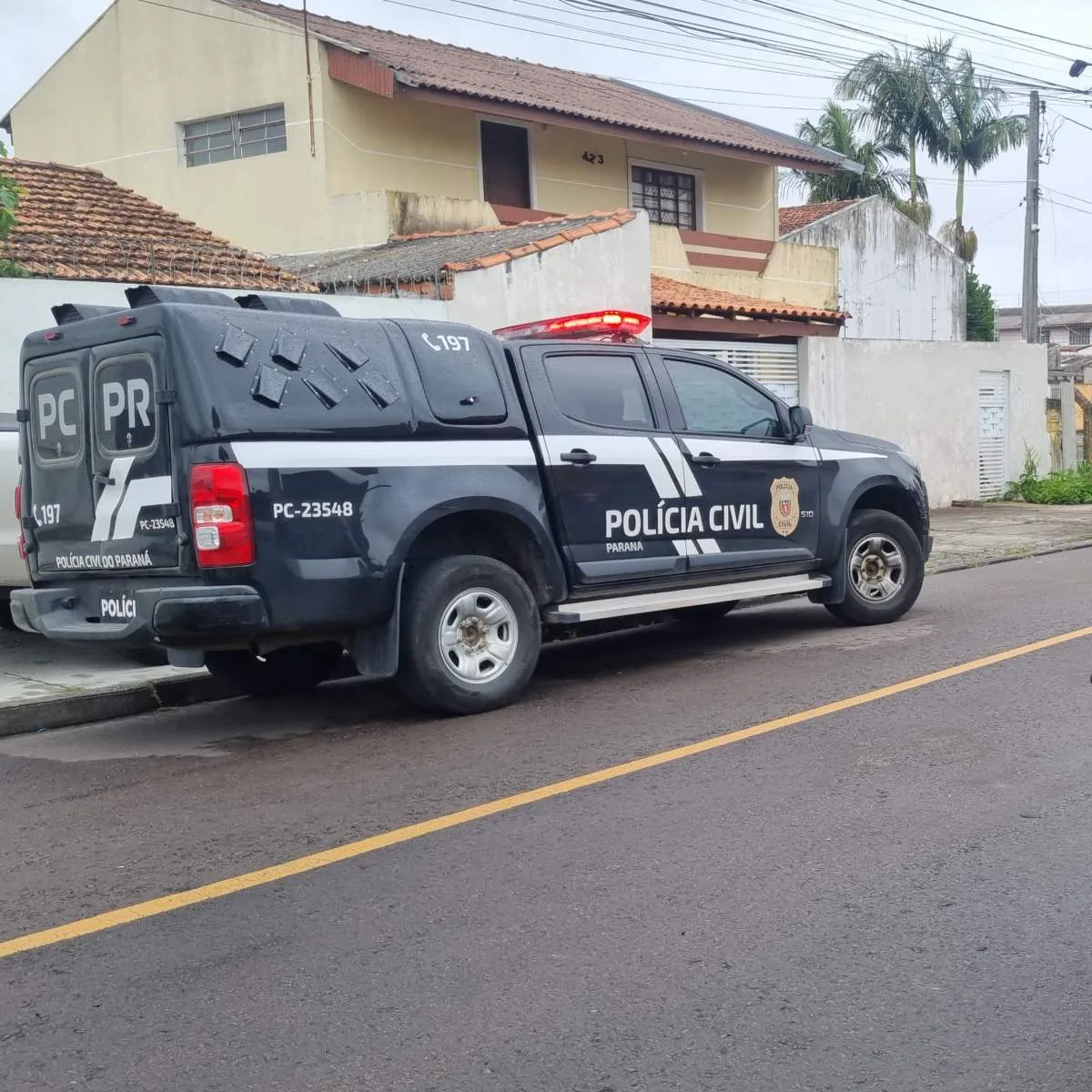 Um suspeito de balear uma mulher após uma briga de trânsito foi preso em flagrante por tráfico de drogas e porte ilegal de arma, na manhã desta quarta-feira (4), em Curitiba. De acordo com a Polícia Civil do Paraná (PCPR), agentes cumpriam um mandado de busca e apreensão na casa do suspeito quando encontraram um laboratório de manipulação de drogas.