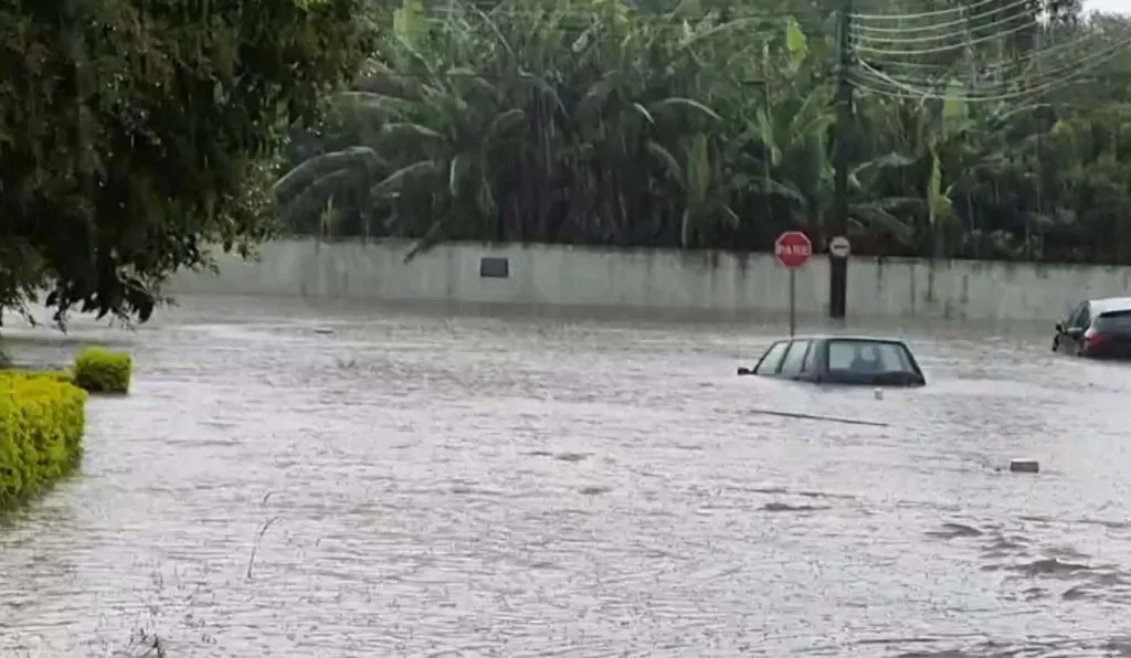 Grande Curitiba fica embaixo d'água após fortes chuvas; veja vídeos