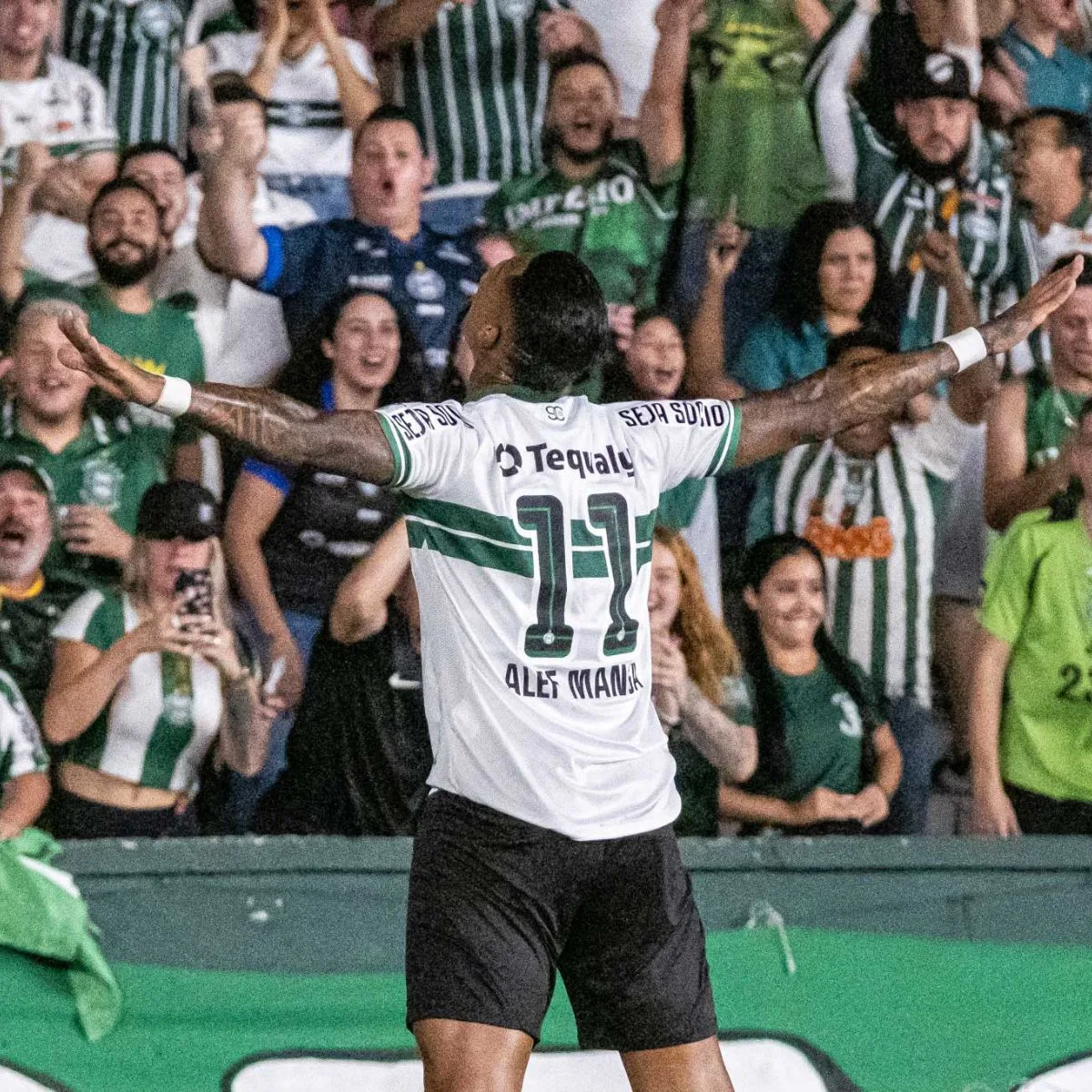 Alef Manga, atacante do Coritiba