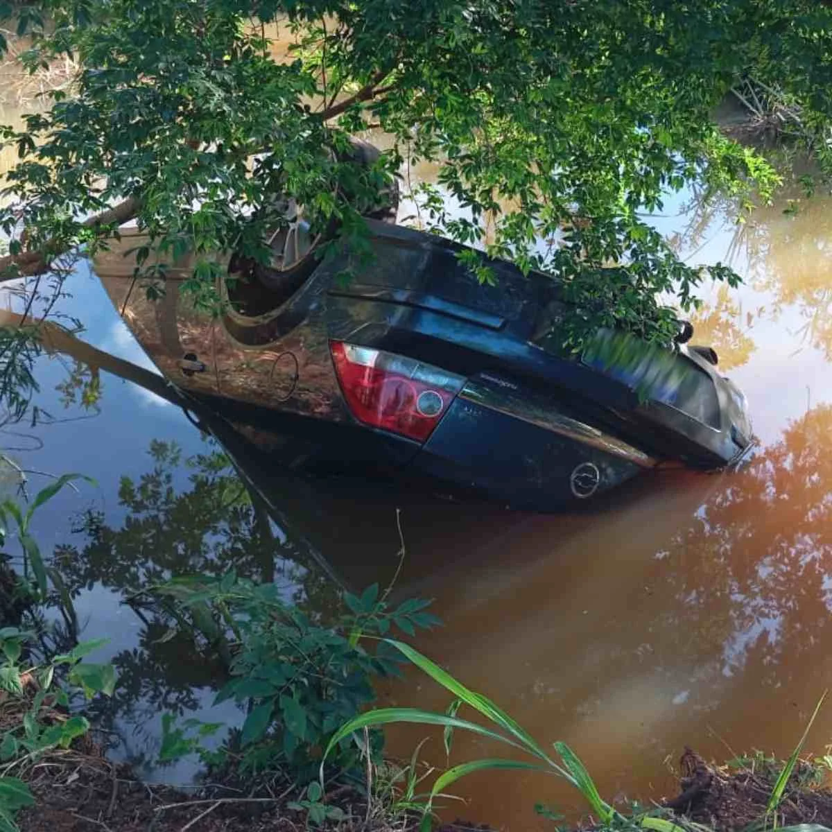 Homem foi encontrado dentro de carro submerso, em um rio no norte do Paraná
