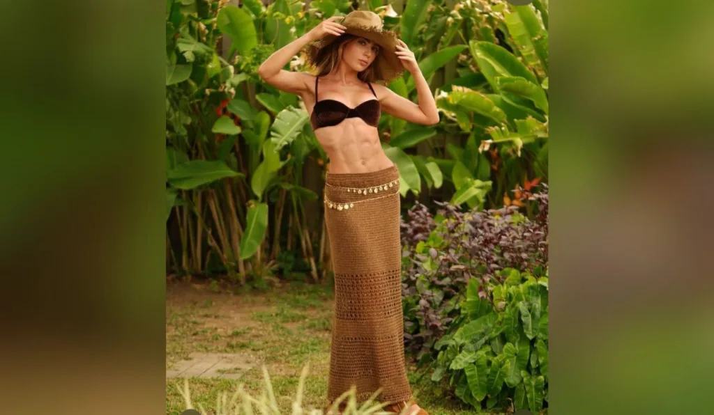 Foto de uma modelo usando biquíni marrom