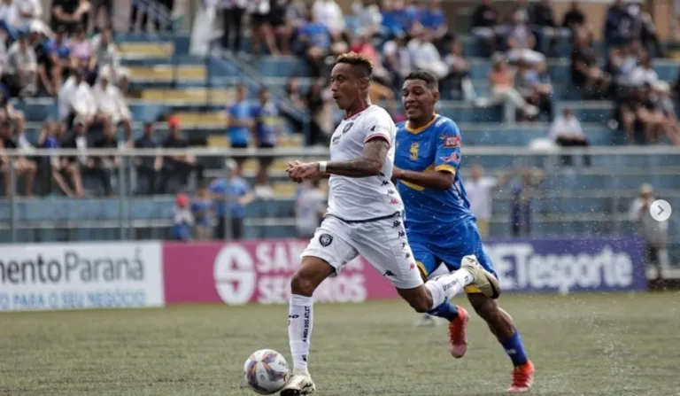 jogadores do cianorte e do são joseense durante a partida pelo campeonato paranaense