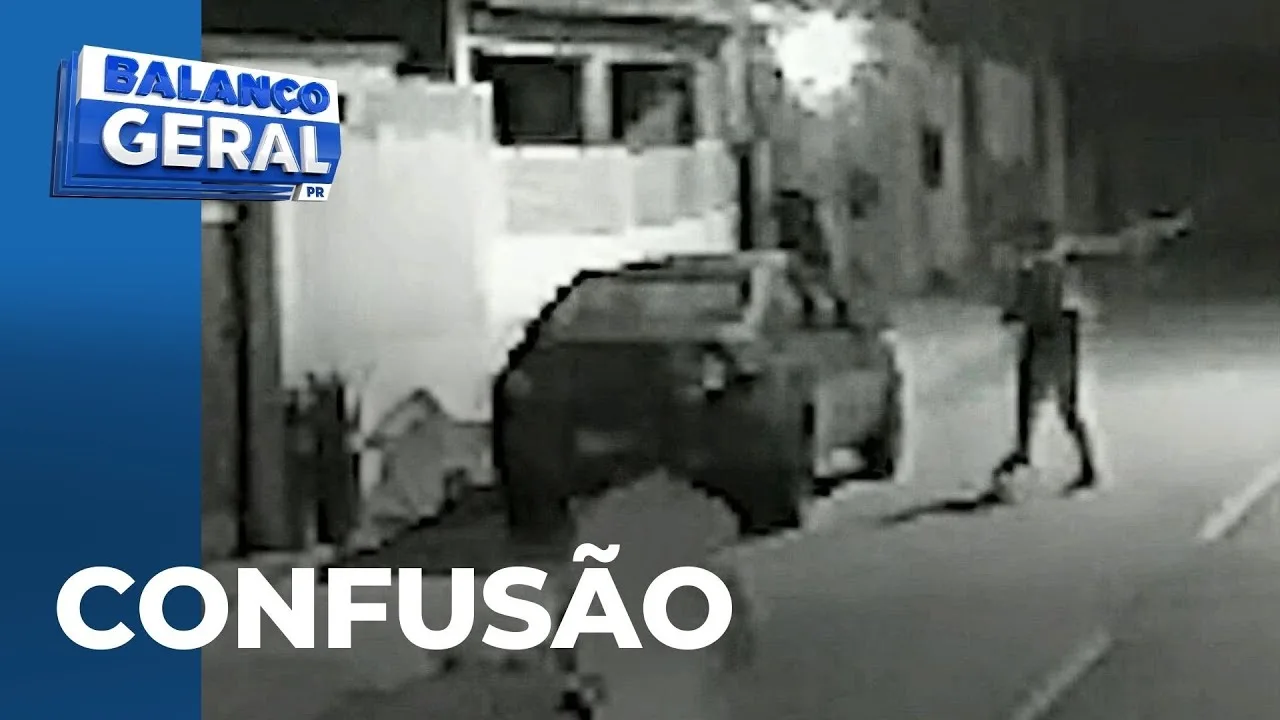 Vizinha ataca carro de mulher com uma pá; confusão teria sido motivada por barulho de crianças