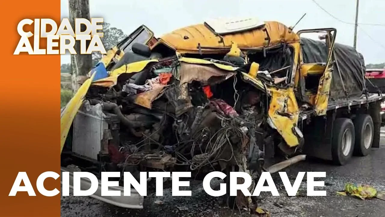 Colisão traseira deixa caminhoneiro em estado grave; bombeiros fazem resgate