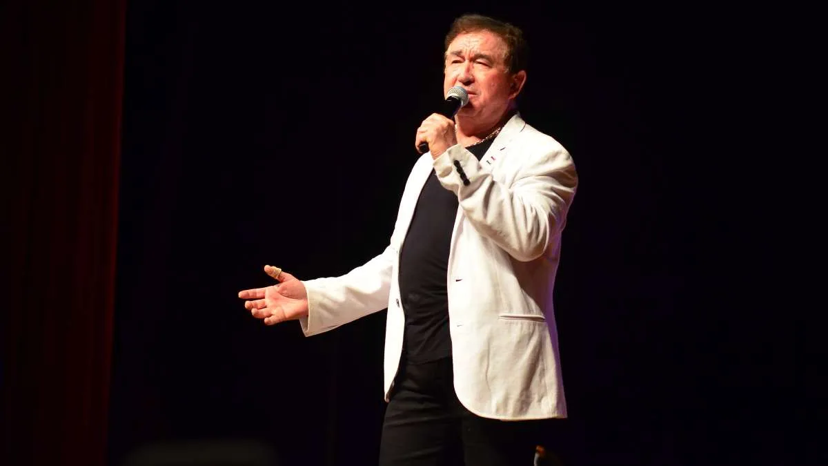 show amado batista em Curitiba no Teatro Positivo
