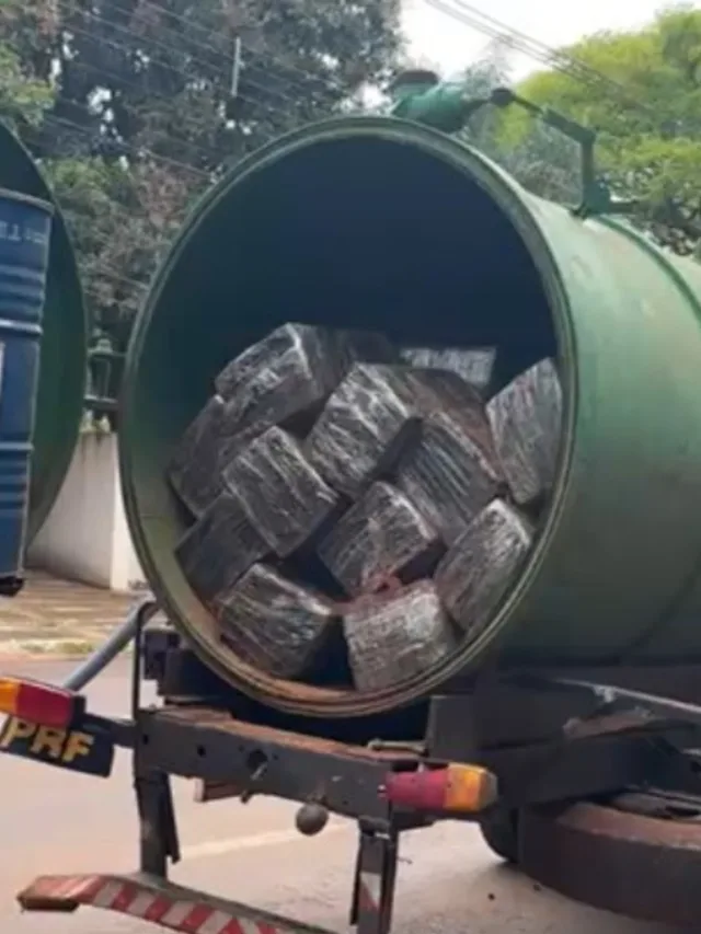 A Polícia Rodoviária Federal (PRF) apreendeu um caminhão-pipa carregado com cerca de 5 toneladas de maconha, em Ouro Verde do Oeste, no oeste do Paraná, na manhã desta sexta-feira (20). Conforme as primeiras informações da PRF, o veículo estava caracterizado como pertencente a uma empresa que presta serviços para a Sanepar. De acordo com os policiais, esse disfarce foi adotado para enganar a fiscalização.