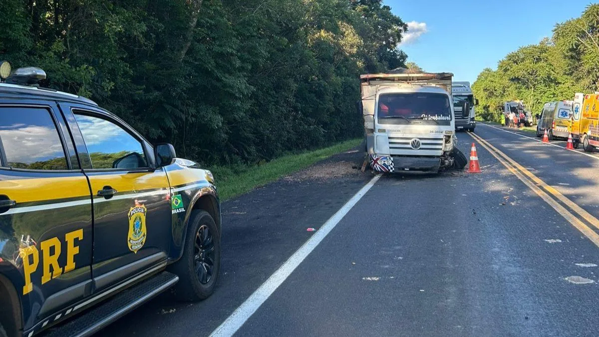 Acidente entre carro e caminhão deixa dois mortos na BR-373