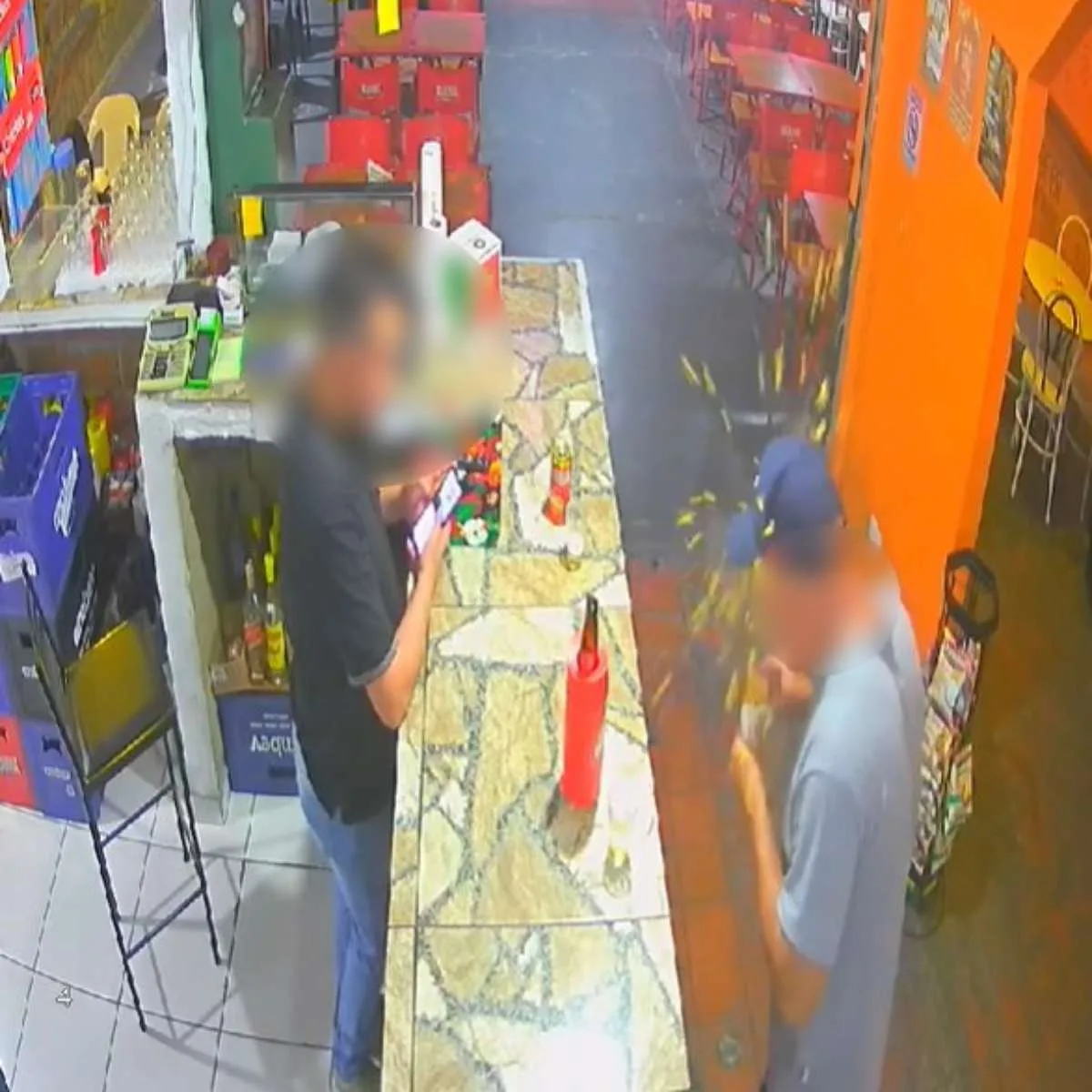 Coxinha explode e cliente é socorrido com queimaduras no rosto em Curitiba; vídeo