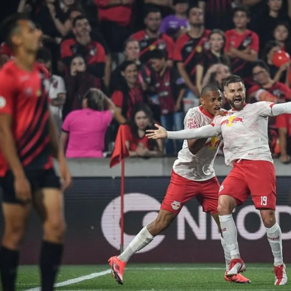 Athletico e Bragantino em campo