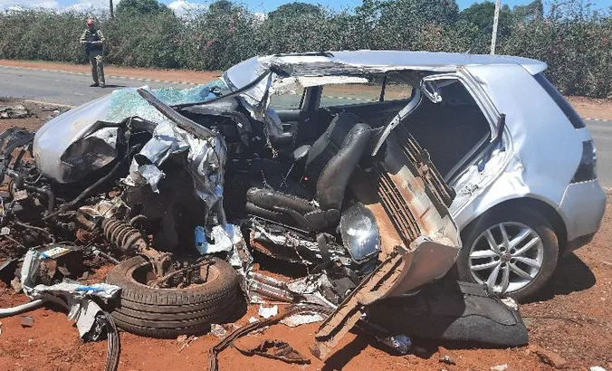 Criança fica ferida e caminhão invade granja em acidente no Paraná