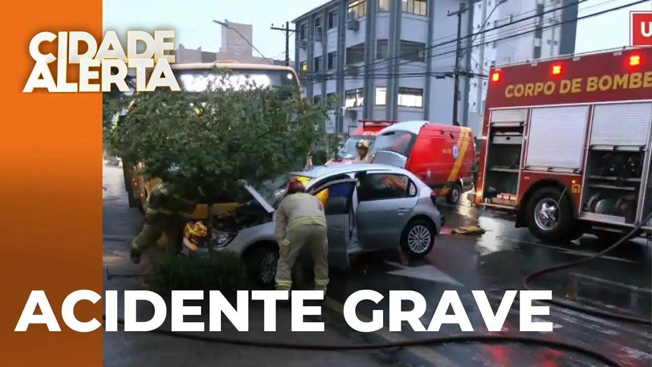 URGENTE: Acidente envolvendo carro e ônibus no centro