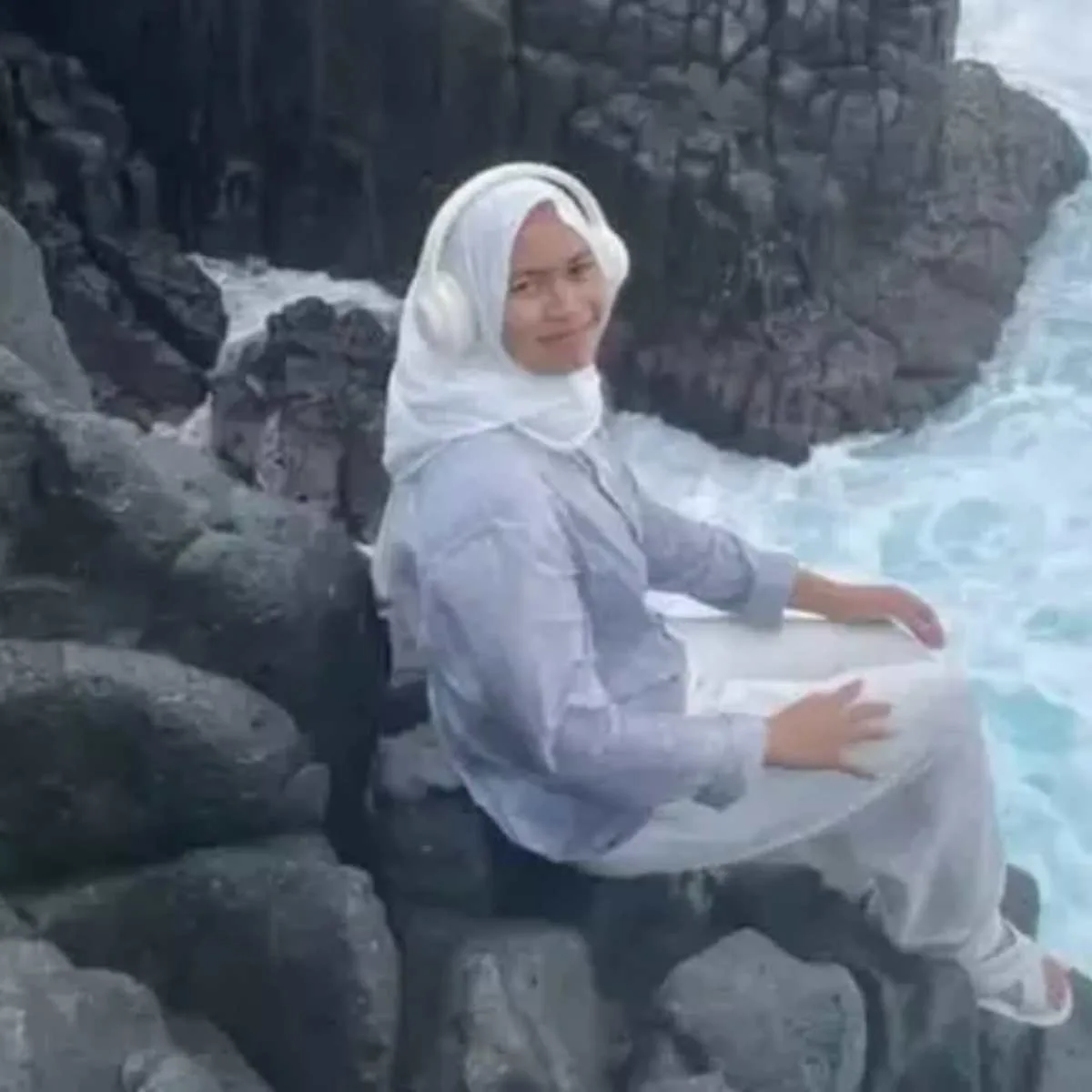 Jovem morre após ser arrastada por onda ao tirar foto em pedra; vídeo