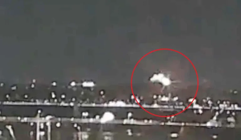 Jato bate em helicóptero do exército nos EUA; dezenas de pessoas morreram