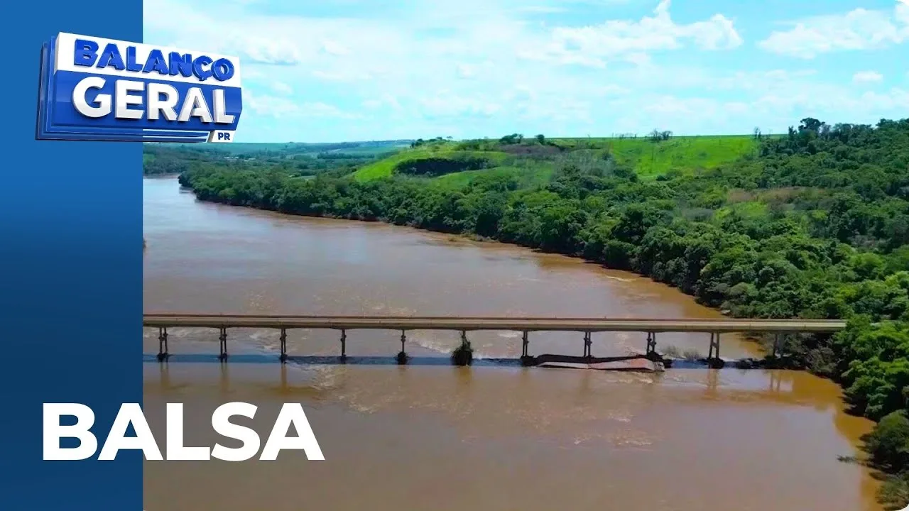 Balsa, que bateu em ponte do Rio Ivaí, continua no local