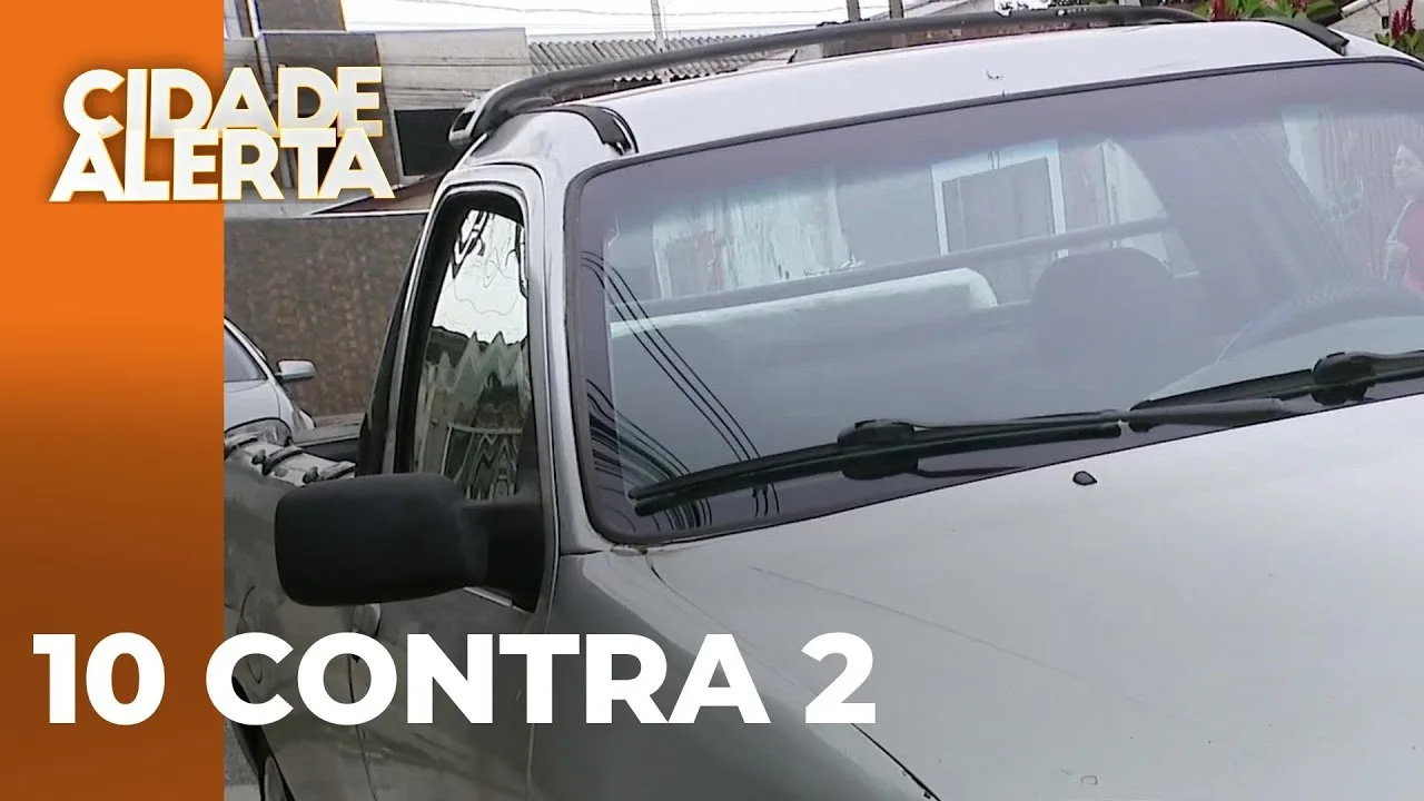 Briga entre vizinhos termina com um dos agressores chamando mais 10 amigos e quebrando um carro